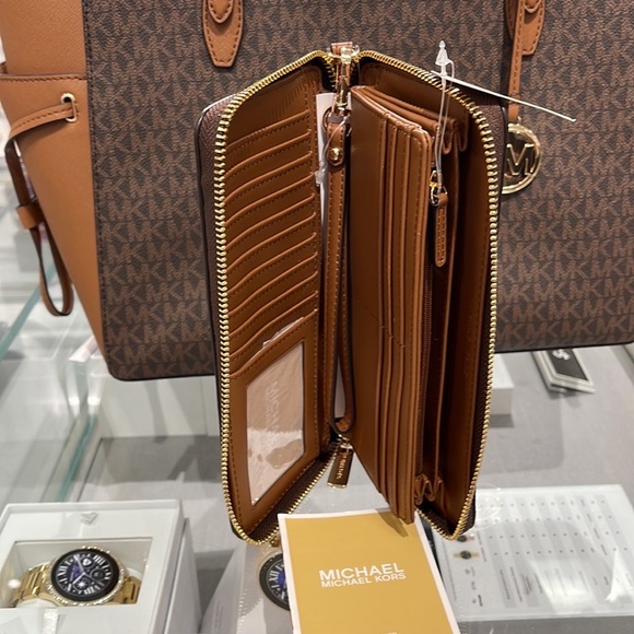 Michael Kors Jet Set Travel Large Travel CONTINENTAL wallet-wristlet-phoneholder - Picture 9 of 16